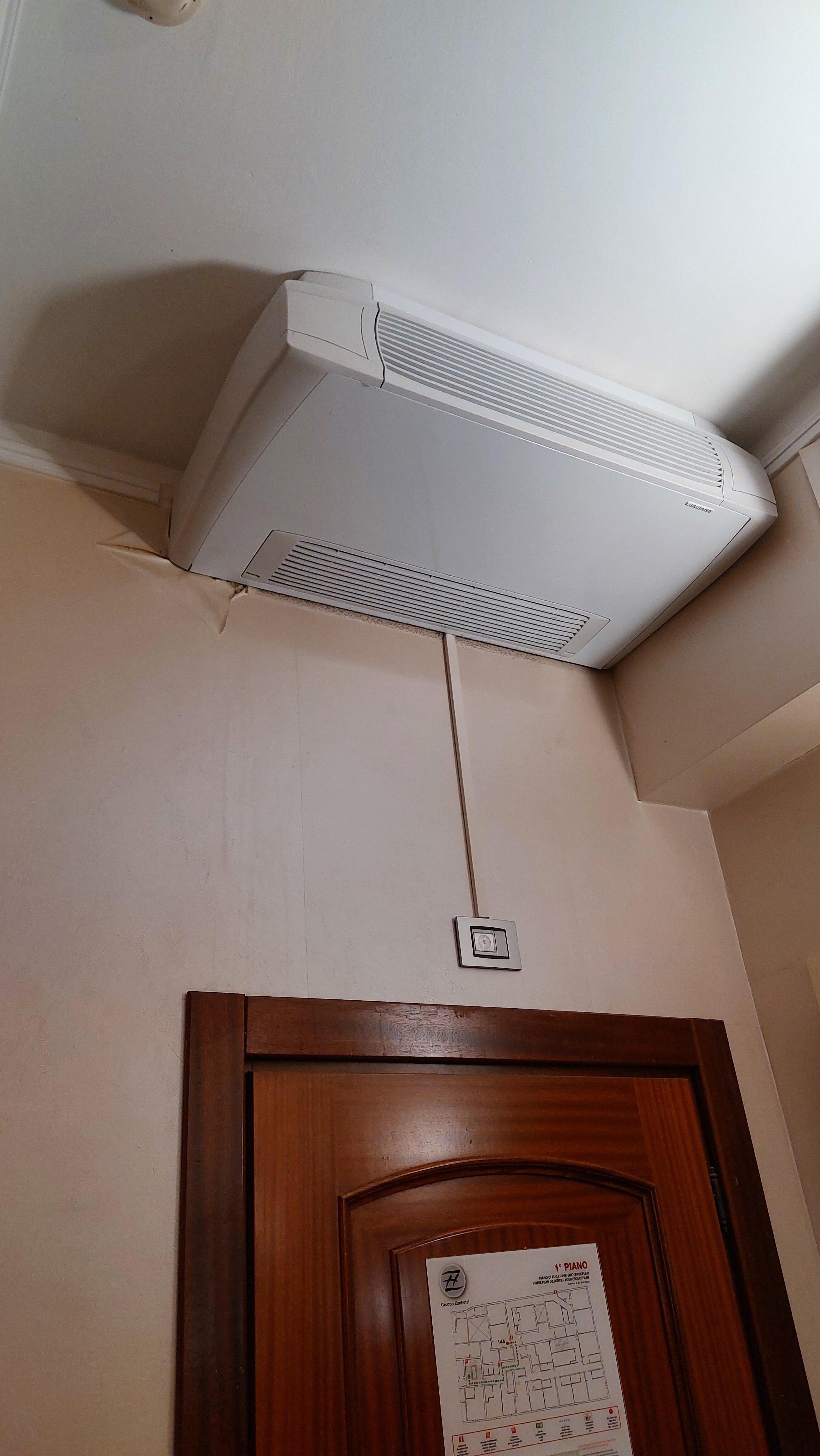 Stoffige airco en weer gescheurd behang