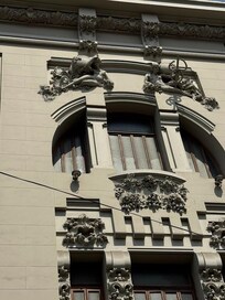 in walking distance to church and museum