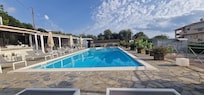 Pool mit (Frühstücks)bar