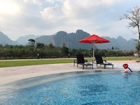 수영장 뒷편에는 수목화 같은 산과 메송강이 흐르고..