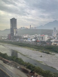 Vista a la ciudad montañosa