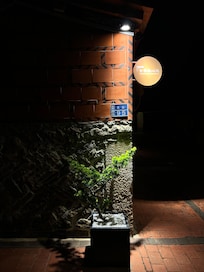 夜間的老宅,拍照起來十分有味道。