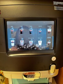 Varias cafeteras para el desayuno