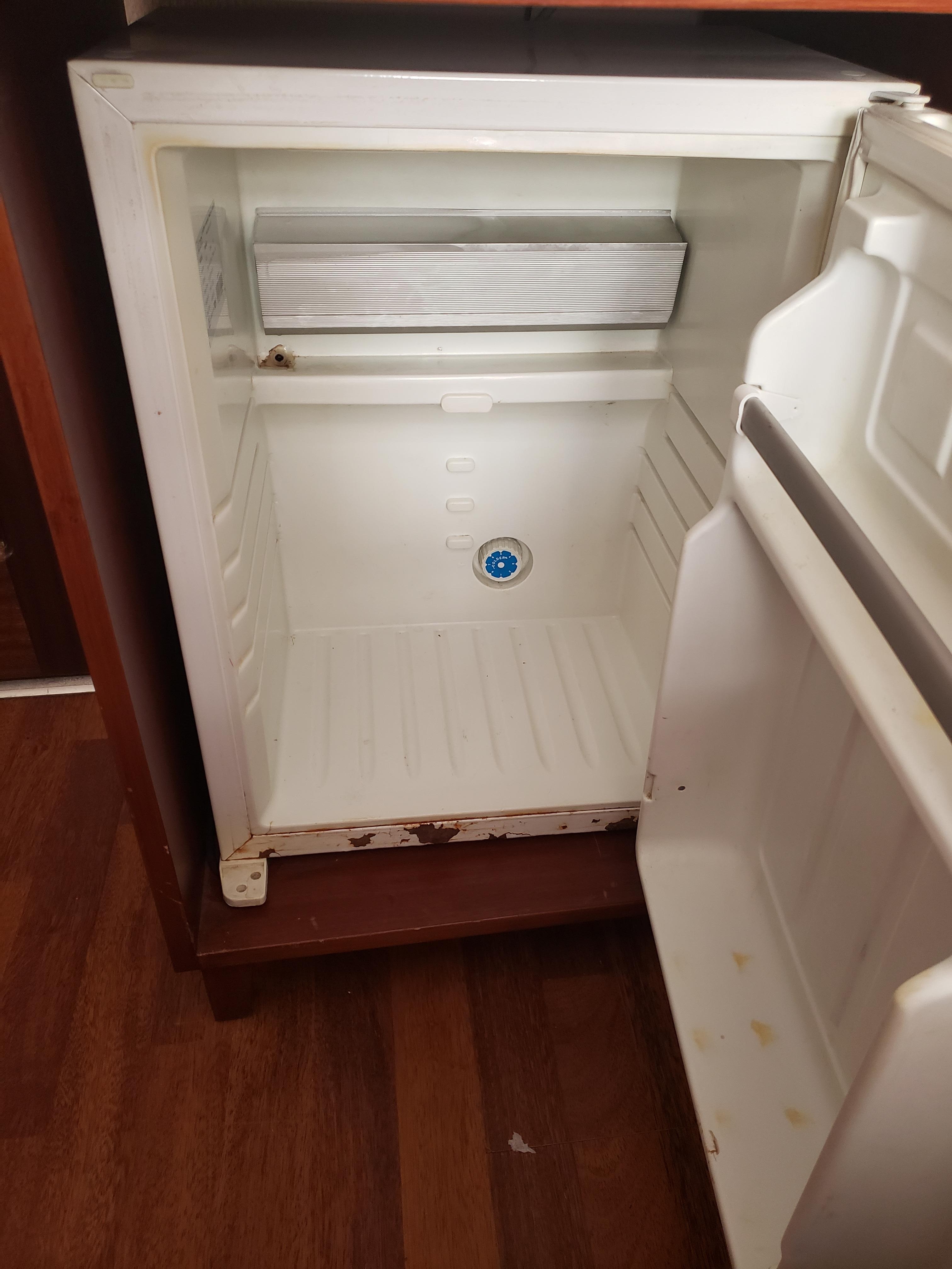 Dirty fridge (1/2)