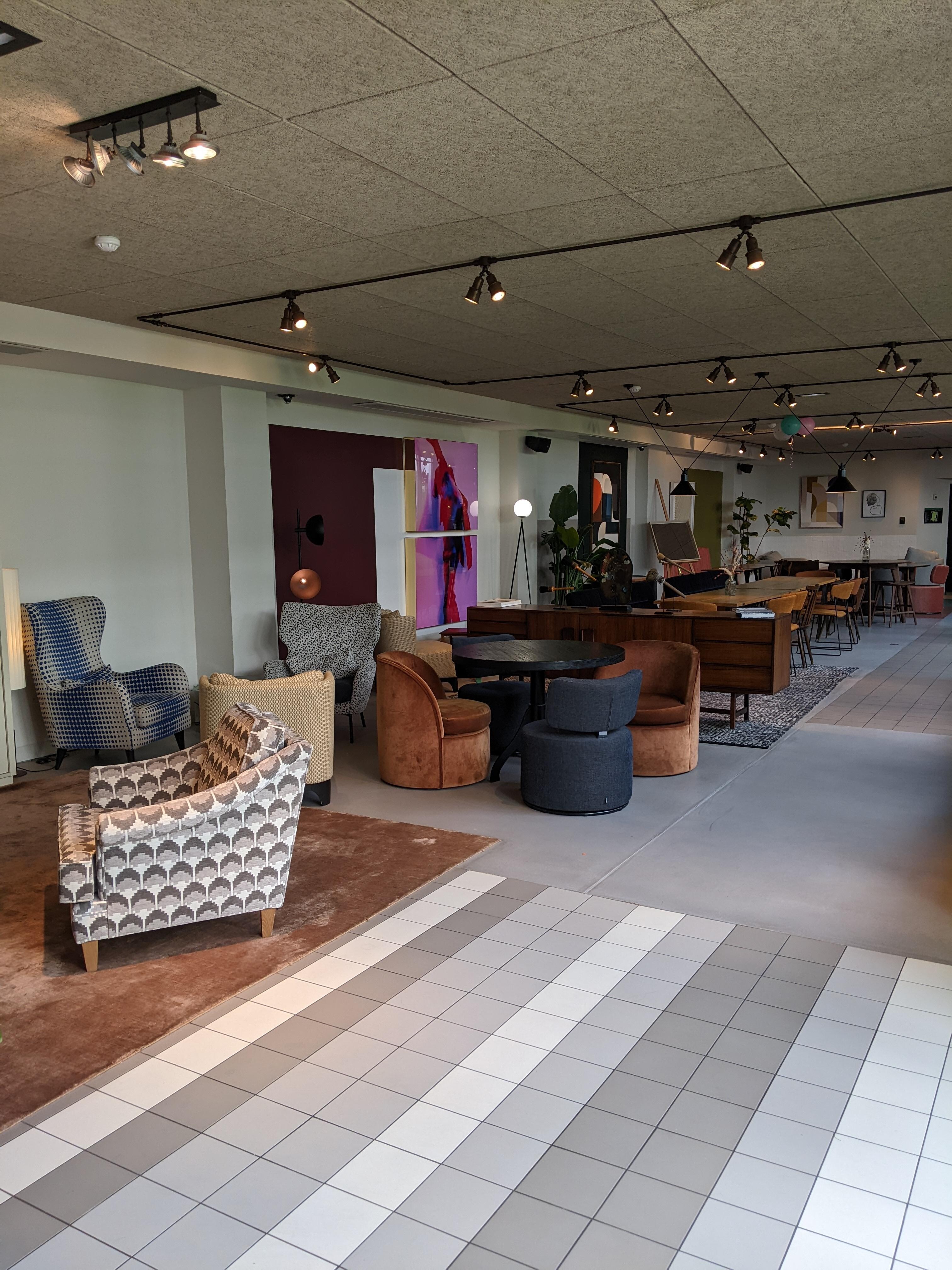 Common space and shared hangout space