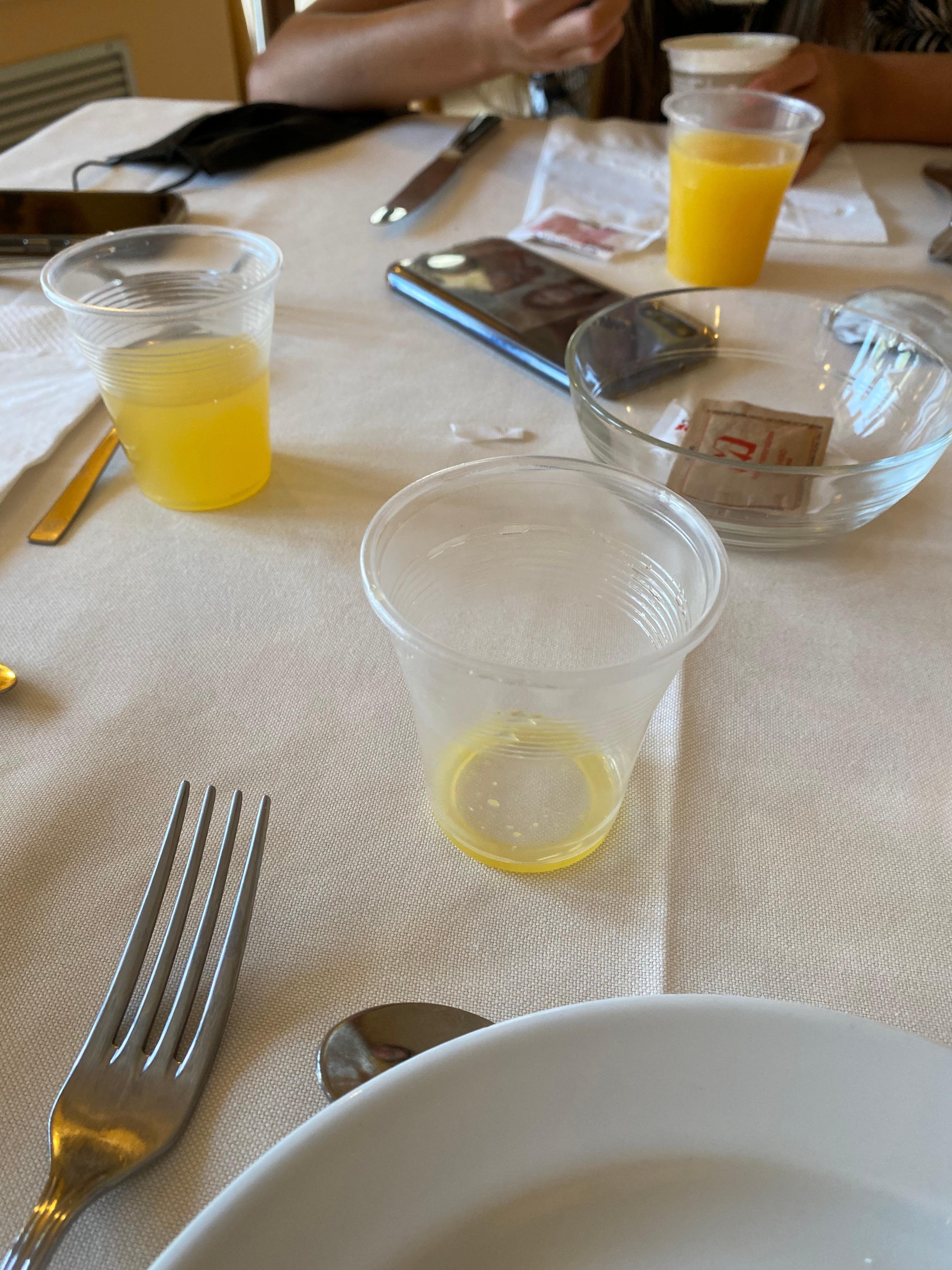 Des gobelets et plastique pour le petit déjeuner dans un hôtel 4 étoiles ??? Le buffet n’est pas au niveau … pas d’omelette ???