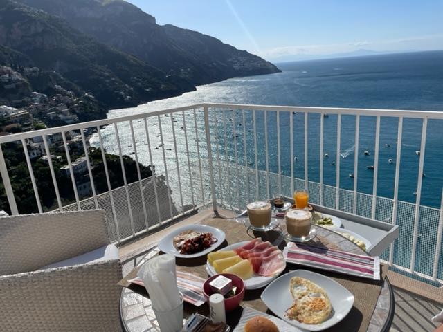 Frukost på terassen som även har plats för två solsängar