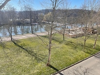 Blick aus dem Zimmer zum Hotel dazugehöriges Freiluftcafe