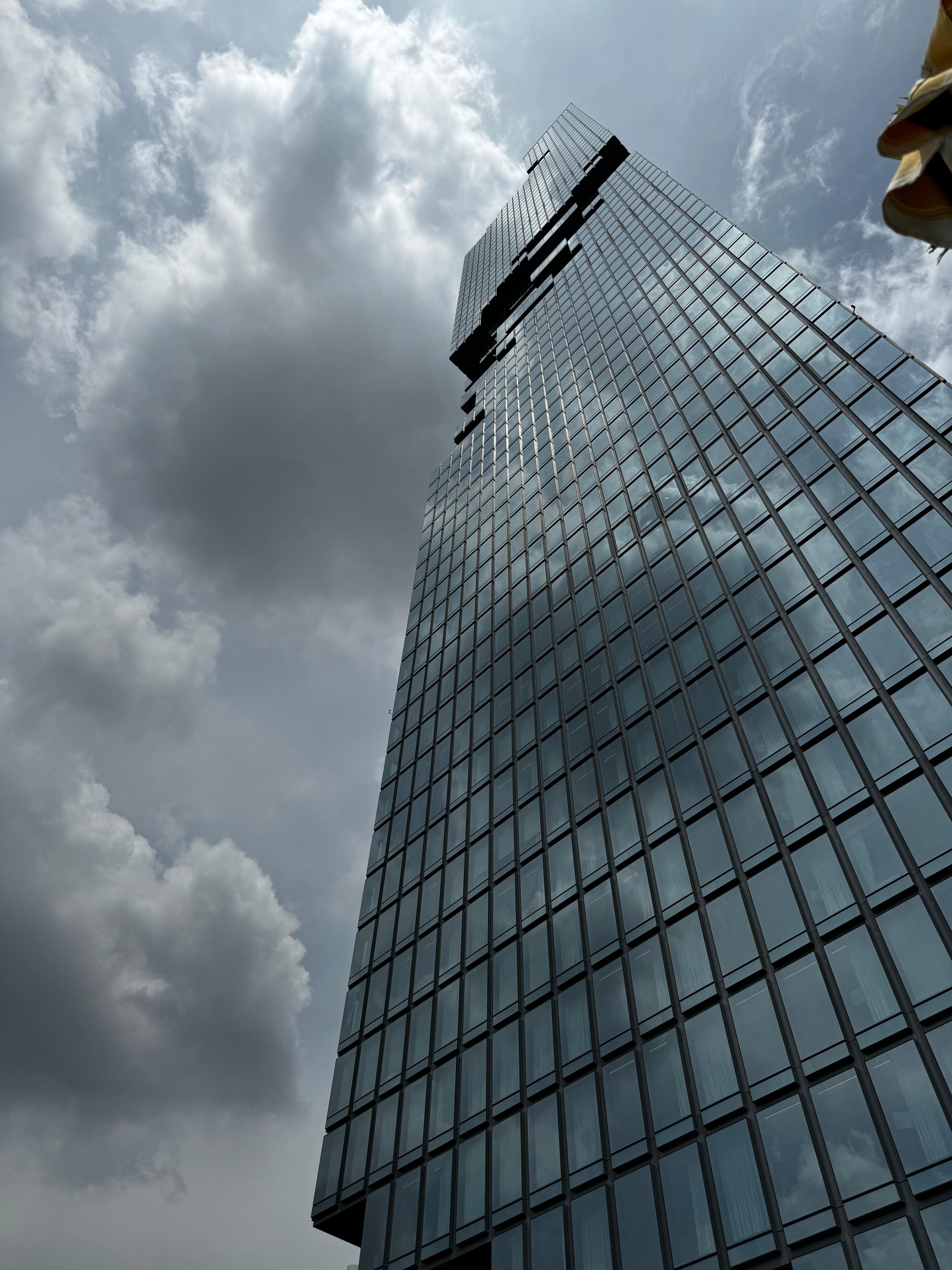 Utsikt oppover fra basseng området.
