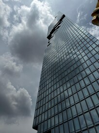 Utsikt oppover fra basseng området.