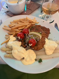 Andra året i rad vi bor på hotellet och äter snitzel med vit sparris. Mycket gott.