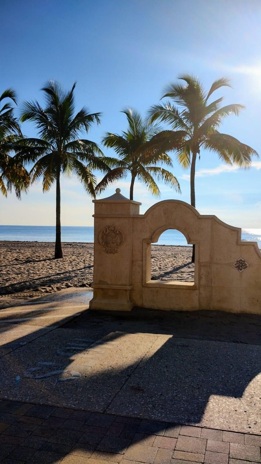 Praia bem em frente ao calçadão  do hotel 