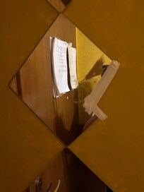 Spegel på rummet. ”Lagad” med tejp