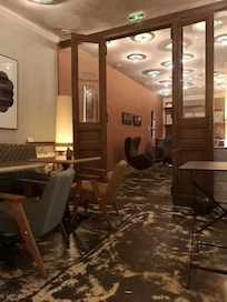 Fellesrom som fungerer som frokostsal, restaurant og bar