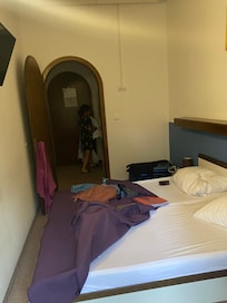 Chambre exiguë, on avait du mal à passer, vieillotte et odorante. Bonjour
