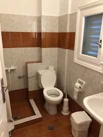 Voici la salle de bain de notre chambre ...