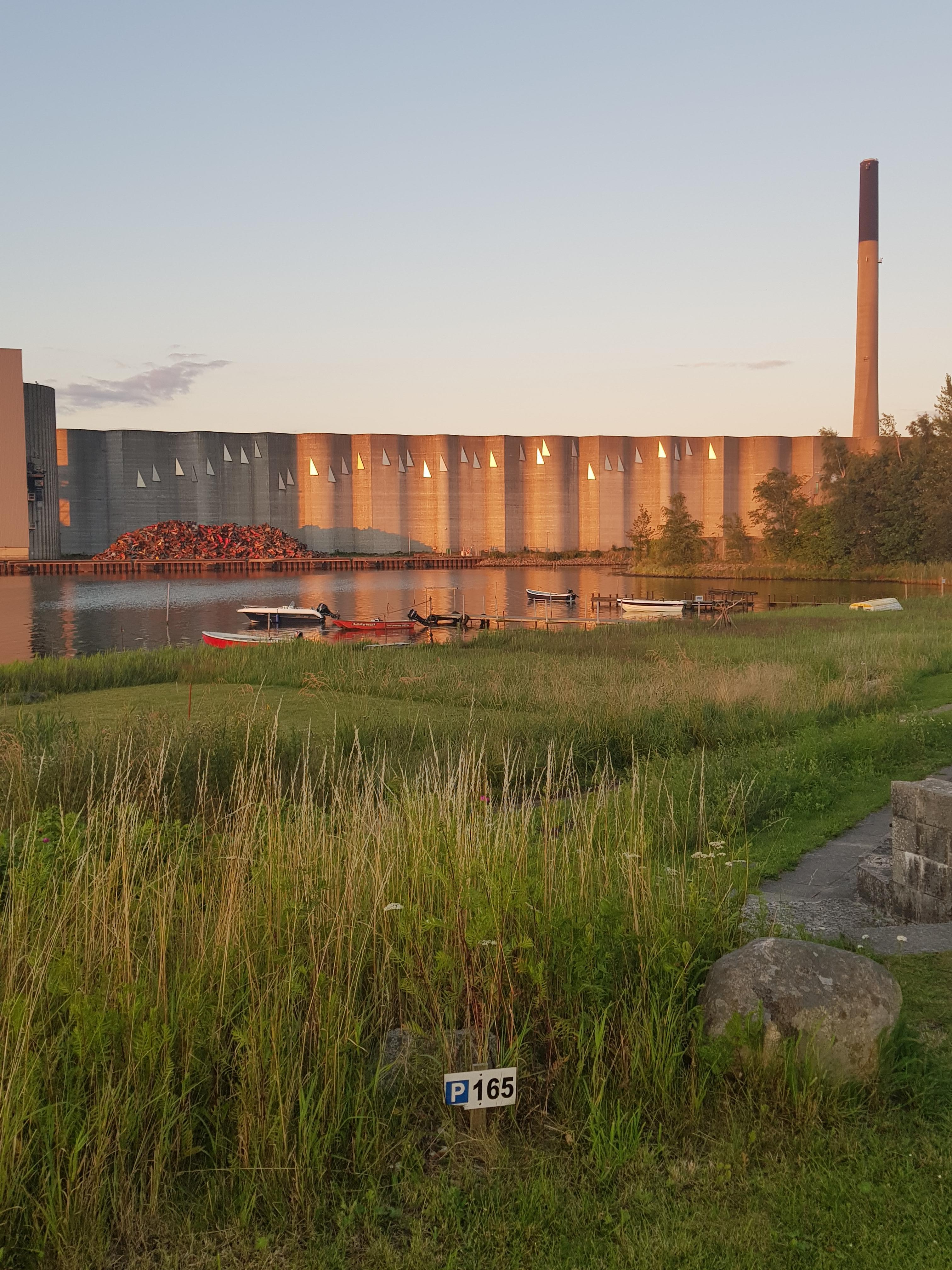 På modsatte side af vejen, er en virkelig fin solnedgang - rå men smuk. 