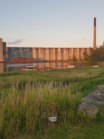 På modsatte side af vejen, er en virkelig fin solnedgang - rå men smuk.