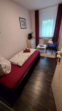 Zimmer mit groĂem Bad