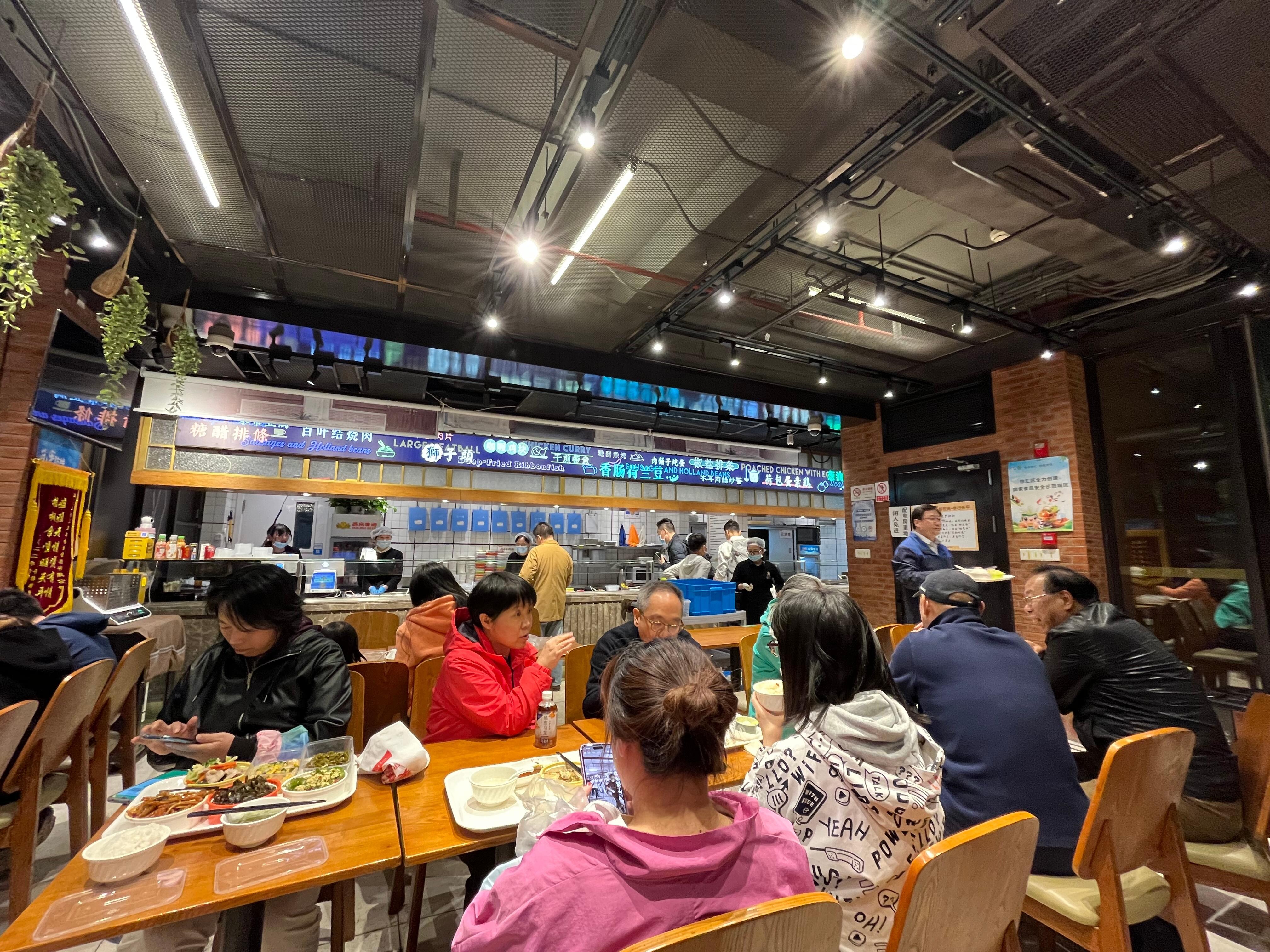 在酒店附近的社區飯堂……獅子頭好棒！