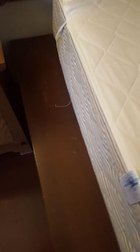 Quietschender Opiumtisch mit harter Matratze drauf, das heißt hier Bett!