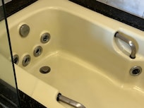 Banheira encardida! Super antiga