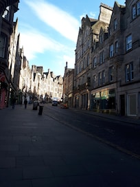 Rue perpendiculaire à l'hôtel pour rejoindre l'artère principale