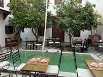 Riad Zineb. Frukost runt poolen.