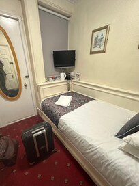 Single, en-suite room