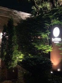 ライトアップされたアプローチもオシャレでした