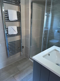 Lovely modern bathroom