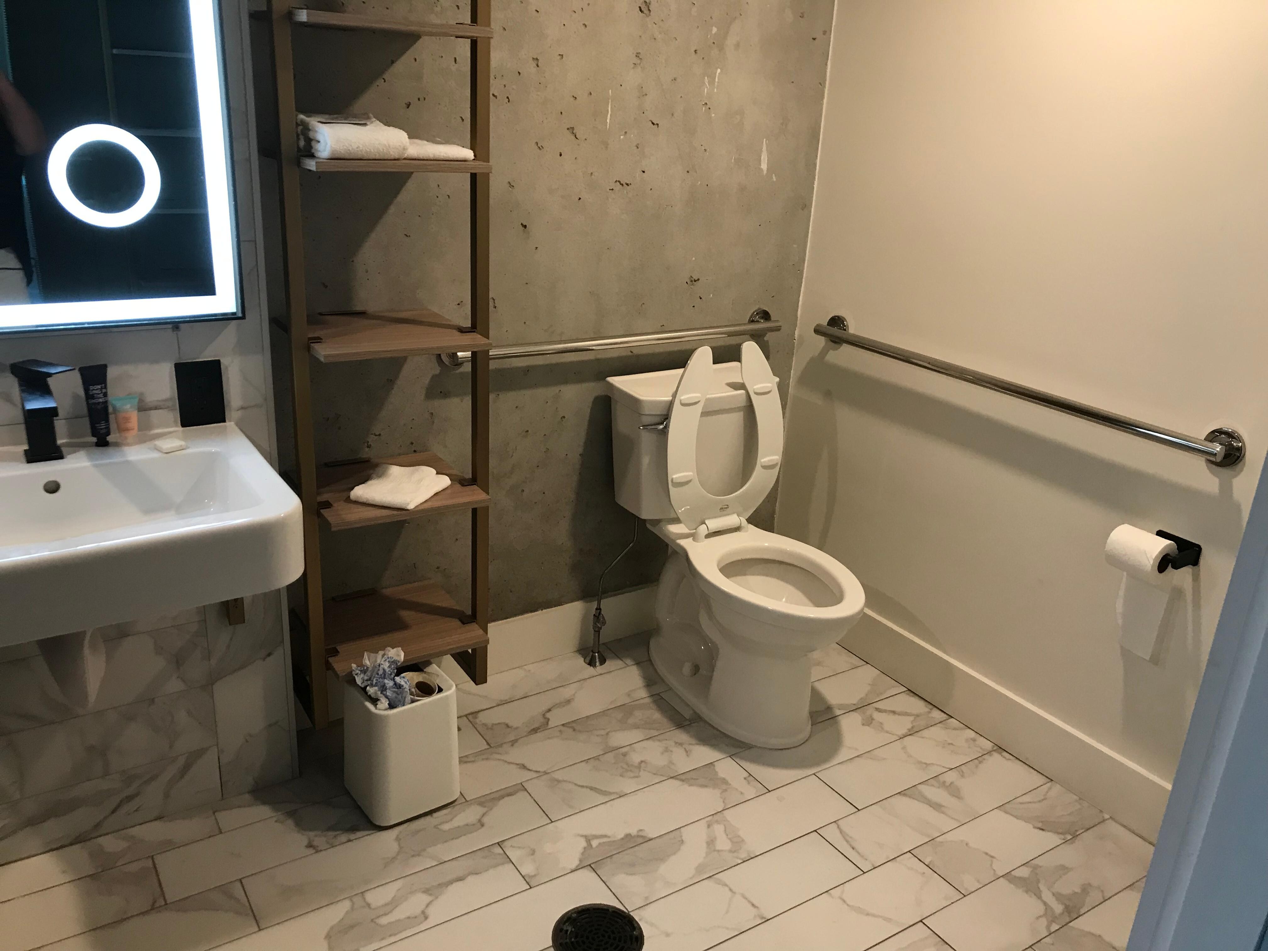 Douche/
Toiletruimte in mindervalide kamer