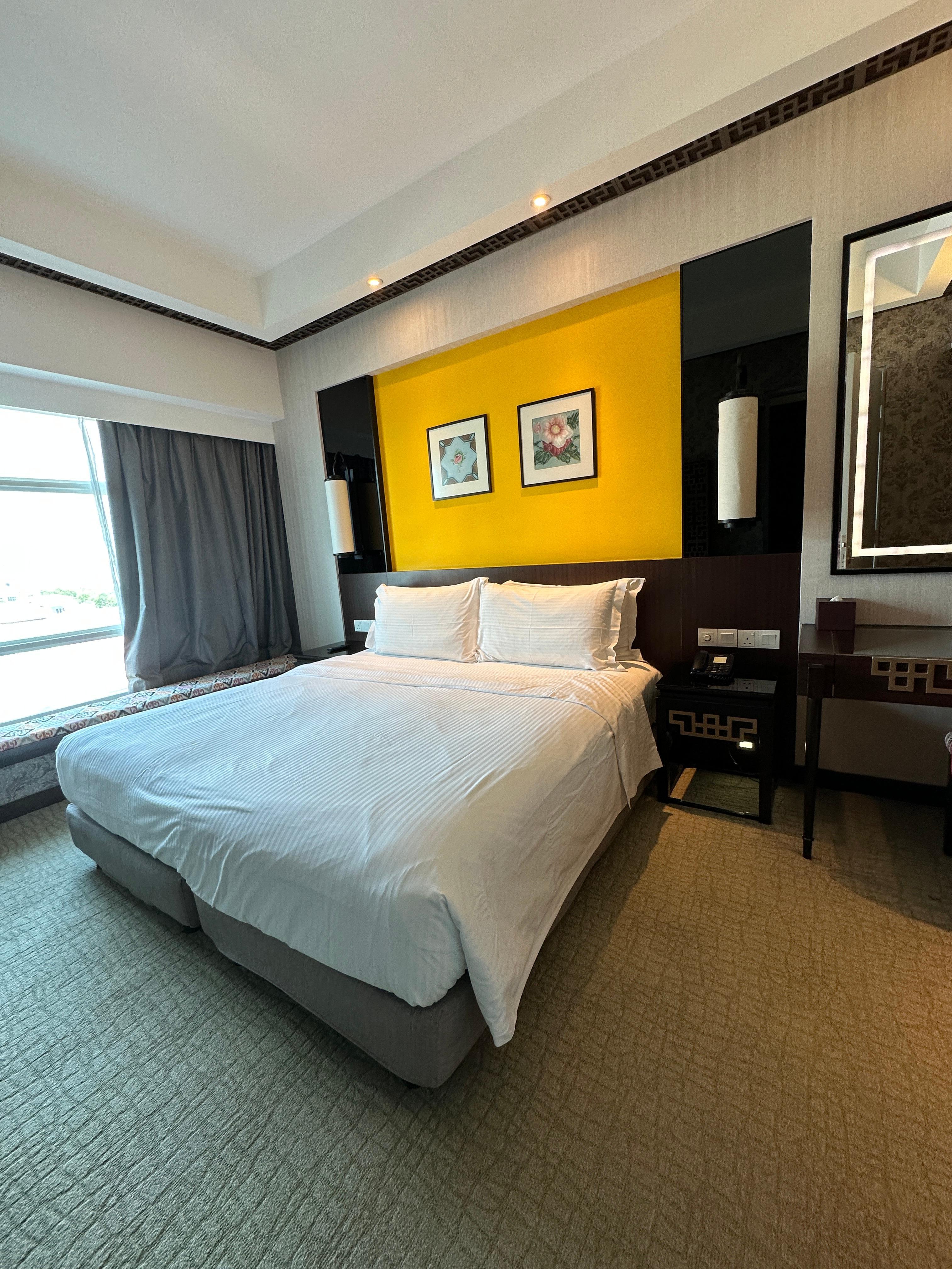 Bedroom with Queen bed & ensuite