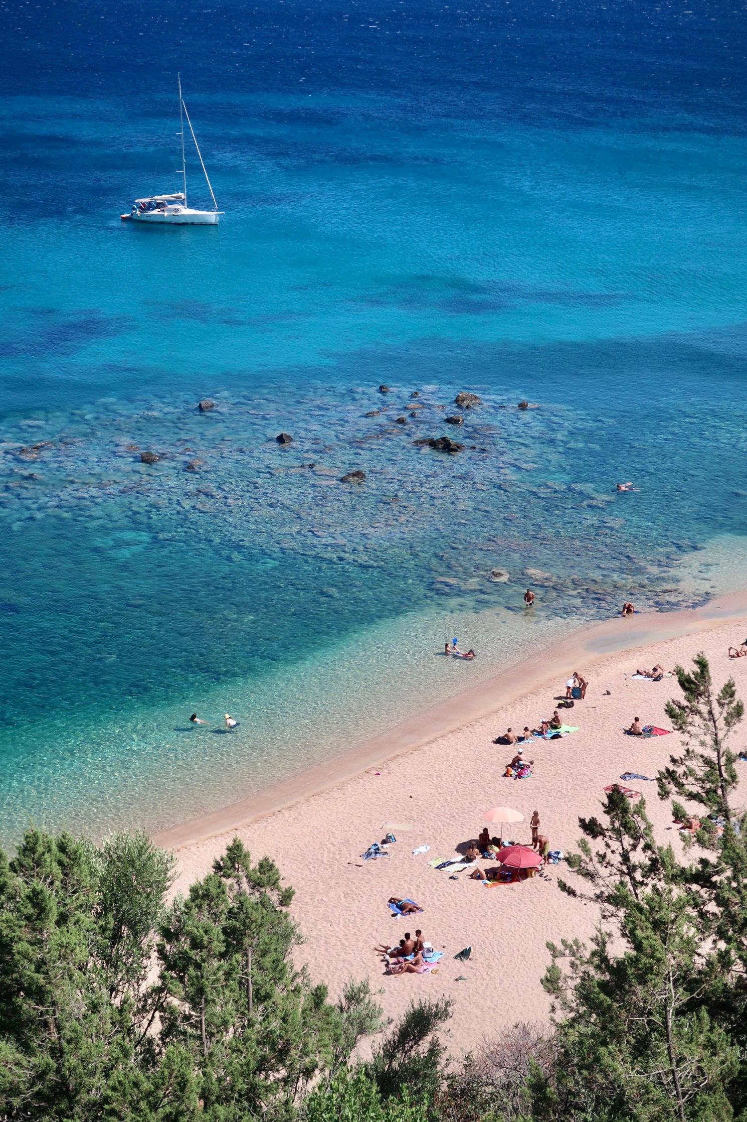 Helt fantastisk strand! Litt tungt å gå alle trappene opp igjen til hotellet, men det går fort! Sola gikk ned ca. 18. 