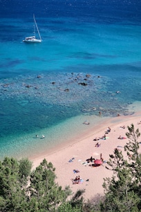 Helt fantastisk strand! Litt tungt å gå alle trappene opp igjen til hotellet, men det går fort! Sola gikk ned ca. 18.