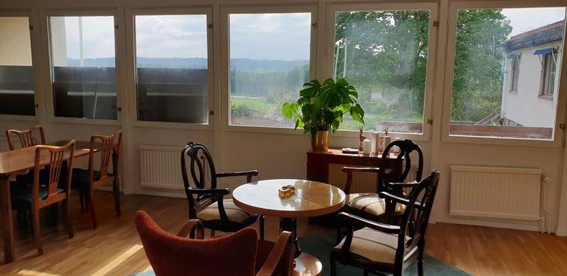 Ett av flera allmäna utrymmen. Ett trevligt läsrum!