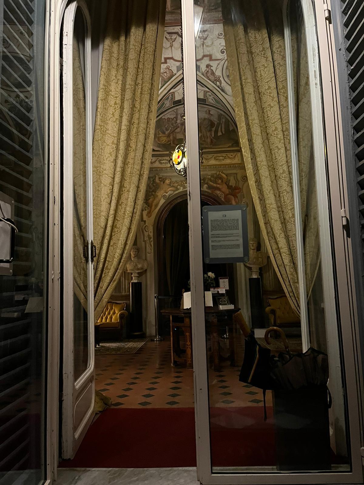 La porte d’entrée située à l’arrière du bâtiment 