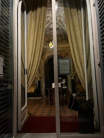 La porte d’entrée située à l’arrière du bâtiment