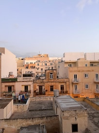 Vista dal balcone sul retro della struttura