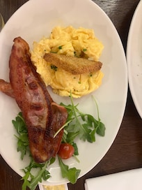 Scrambel æg og bacon fra morgenmaden