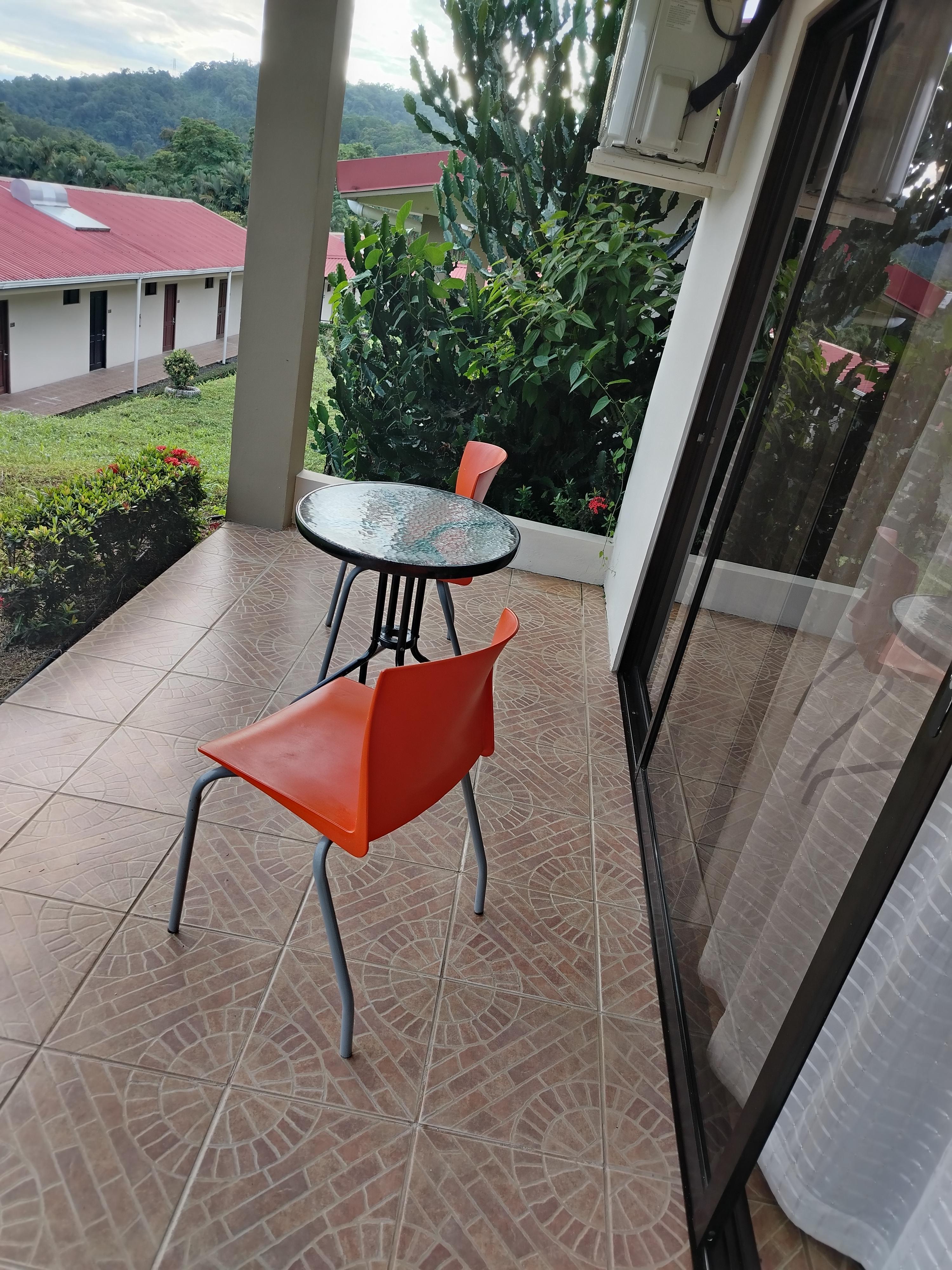 Acceso una vez dentro del cuarto a la terraza con vista hermosa de jardines y paisajes 