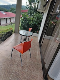 Acceso una vez dentro del cuarto a la terraza con vista hermosa de jardines y paisajes