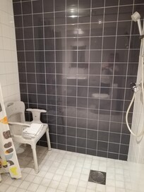Handikappanpassat duschrum med duschstol.