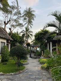 Hotelanlage Richtung Restaurant & Beach