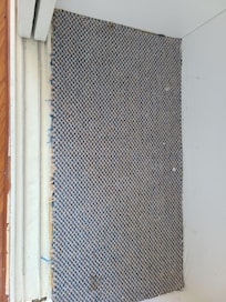 Tapis dans le placard sale et taché