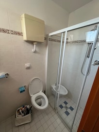 Douche avec bidet incorporé