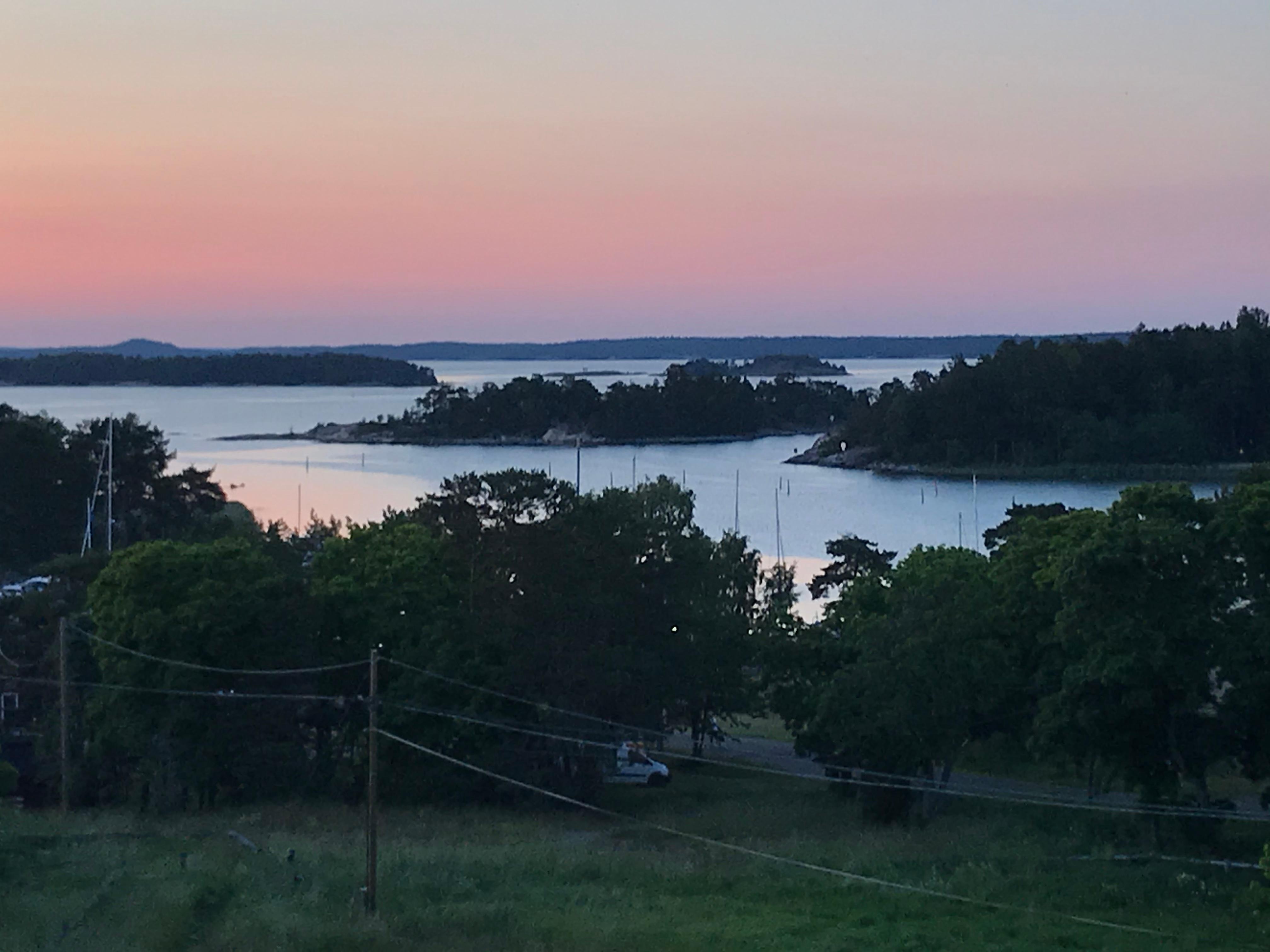 Utsikt från rummet på kvällen.