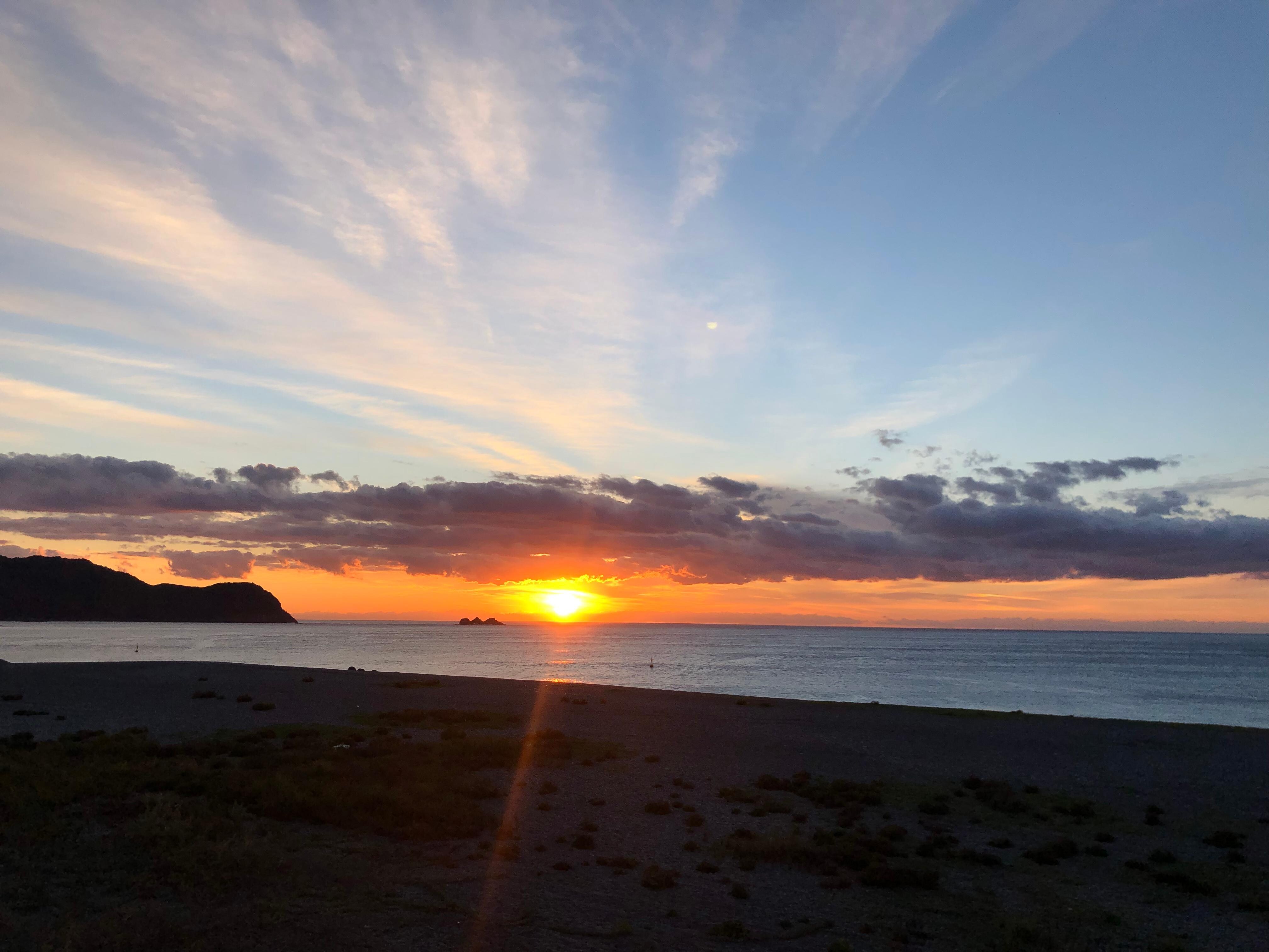 ホテルからすぐの海沿いでみた日の出✨