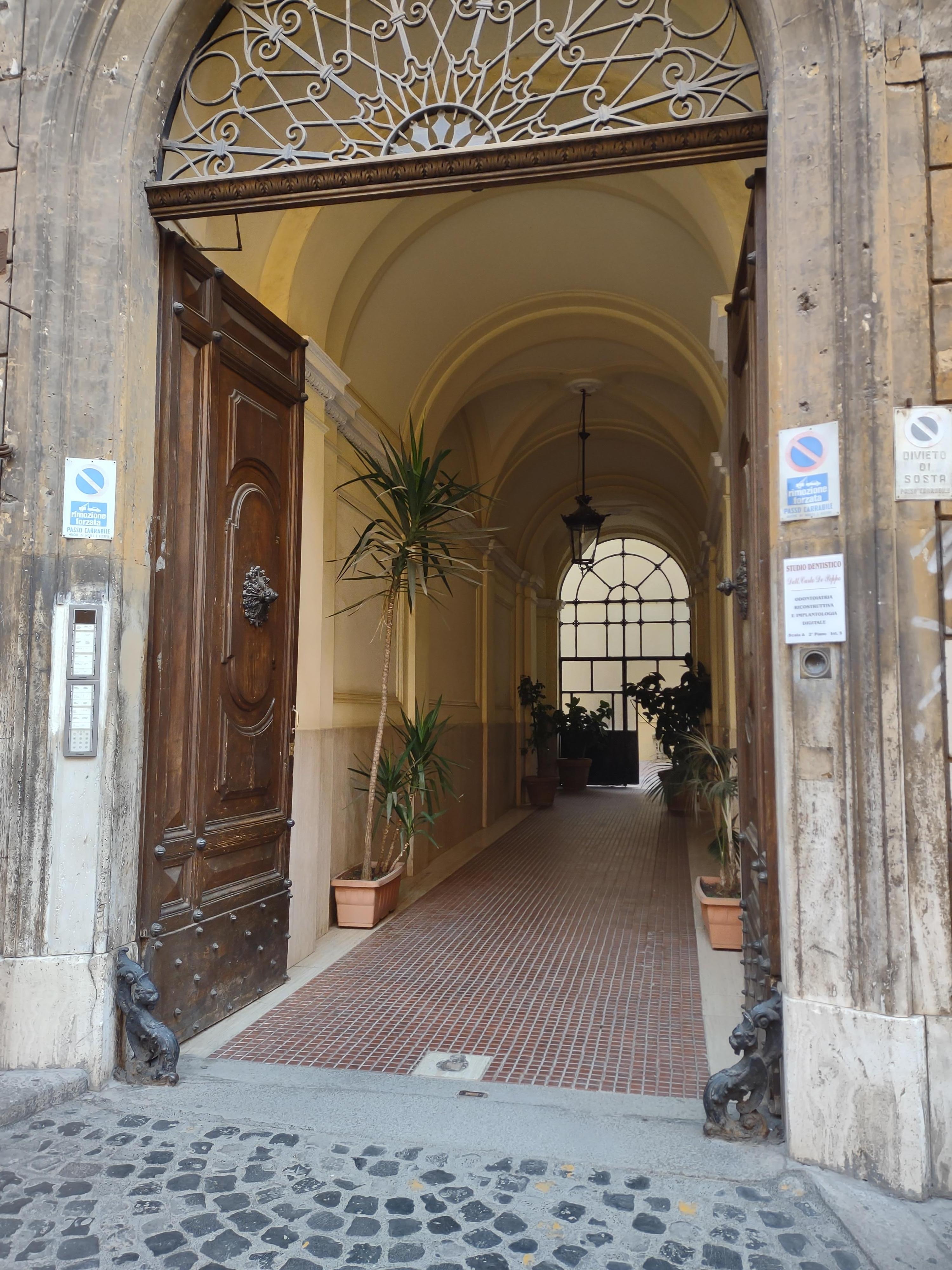 De ingang van hotel Suite Monti 