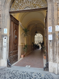 De ingang van hotel Suite Monti